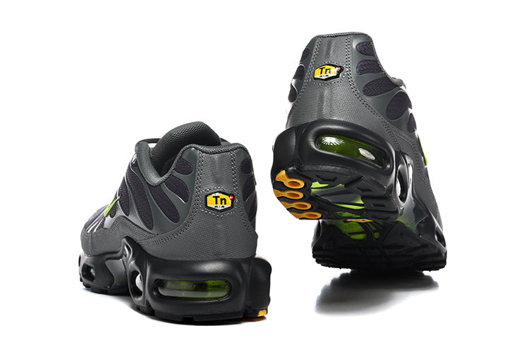 NIKE AIR MAX PLUS TN SMOKE GREY/VOLT